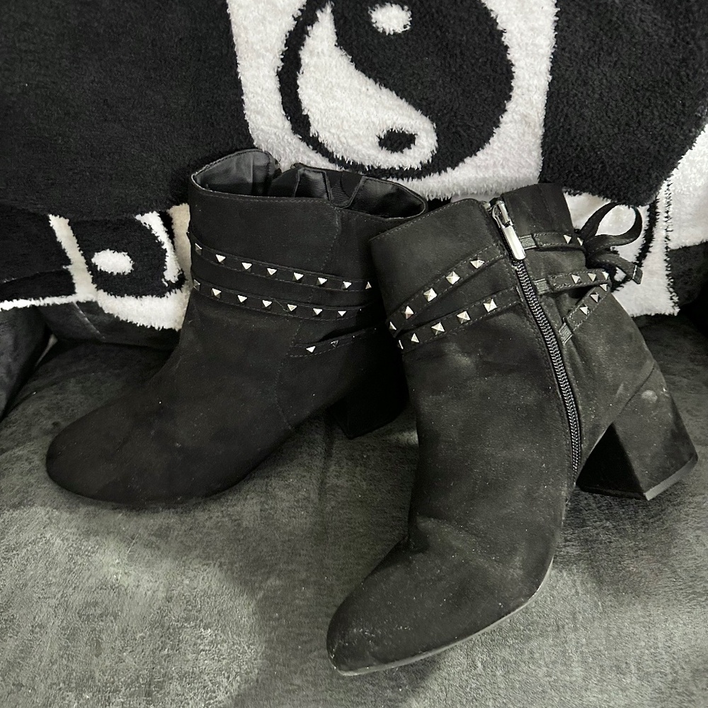 🖤 🆕 WIDE WIDTH STUDDED HEELED BOOTIES 🆕 🖤